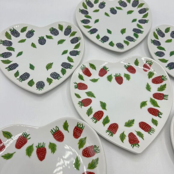 Williams Sonoma Berry Heart Shaped Plates Fruit Dessert Snack Japan 7" Set Of 6 - Picture 3 of 10